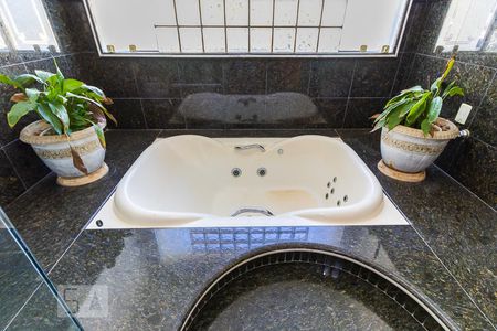 Casa de condomínio à venda com 600m², 5 quartos e 6 vagas Casa de condomínio à venda com 600m², 5 quartos e 6 vagasBanheiro da suíte 1 - Banheira