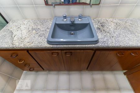 Casa de condomínio à venda com 600m², 5 quartos e 6 vagas Casa de condomínio à venda com 600m², 5 quartos e 6 vagasBanheiro da suíte 2