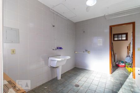 Casa de condomínio à venda com 600m², 5 quartos e 6 vagas Casa de condomínio à venda com 600m², 5 quartos e 6 vagasÁrea de serviço