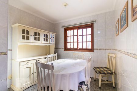 Casa de condomínio à venda com 600m², 5 quartos e 6 vagas Casa de condomínio à venda com 600m², 5 quartos e 6 vagasSala de jantar 2