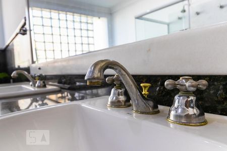 Casa de condomínio à venda com 600m², 5 quartos e 6 vagas Casa de condomínio à venda com 600m², 5 quartos e 6 vagasBanheiro da suíte 1