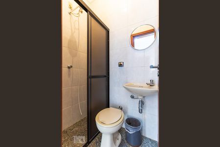 Casa de condomínio à venda com 600m², 5 quartos e 6 vagas Casa de condomínio à venda com 600m², 5 quartos e 6 vagasBanheiro de serviço