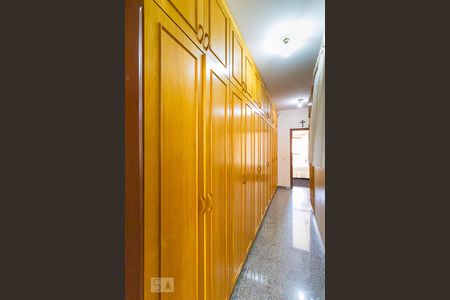 Casa de condomínio à venda com 600m², 5 quartos e 6 vagas Casa de condomínio à venda com 600m², 5 quartos e 6 vagasQuarto da suíte1 - Closet