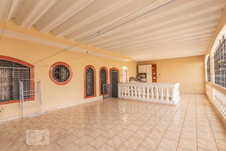 Casa à venda com 300m², 3 quartos e 3 vagas Casa à venda com 300m², 3 quartos e 3 vagasVaranda