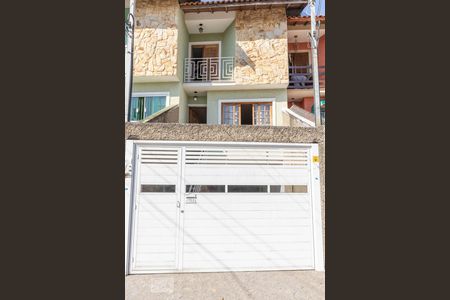Casa à venda com 190m², 4 quartos e 4 vagas Casa à venda com 190m², 4 quartos e 4 vagasFachada