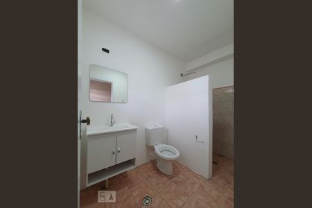 Banheiro  de casa para alugar com 2 quartos, 65m² em Vila Firmiano Pinto, São Paulo