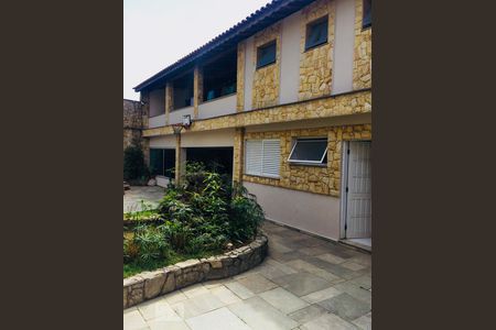 Casa à venda com 470m², 4 quartos e 7 vagas Casa à venda com 470m², 4 quartos e 7 vagasFachada