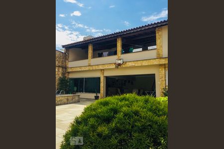 Casa à venda com 470m², 4 quartos e 7 vagas Casa à venda com 470m², 4 quartos e 7 vagasFachada