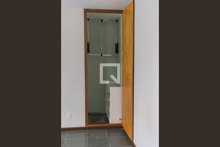 Apartamento à venda com 120m², 4 quartos e 2 vagas Apartamento à venda com 120m², 4 quartos e 2 vagasCloset do quarto 2