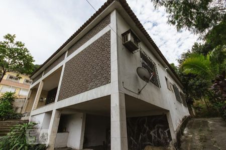 Casa à venda com 372m², 3 quartos e 3 vagas Casa à venda com 372m², 3 quartos e 3 vagasFachada