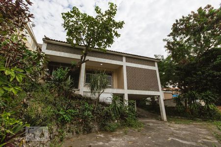 Casa à venda com 372m², 3 quartos e 3 vagas Casa à venda com 372m², 3 quartos e 3 vagasFachada