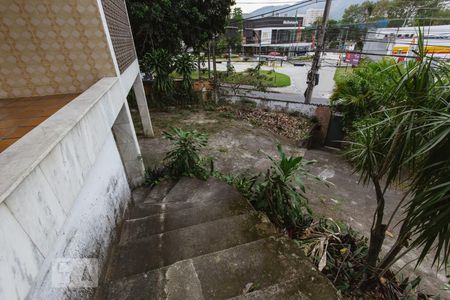 Casa à venda com 372m², 3 quartos e 3 vagas Casa à venda com 372m², 3 quartos e 3 vagasEscada - Entrada