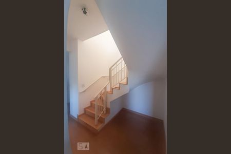 Escadas de apartamento à venda com 3 quartos, 151m² em Jardim Tupanci, Barueri