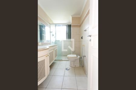 Apartamento para alugar com 300m², 4 quartos e 3 vagas Apartamento para alugar com 300m², 4 quartos e 3 vagasBanheiro da Suíte 2
