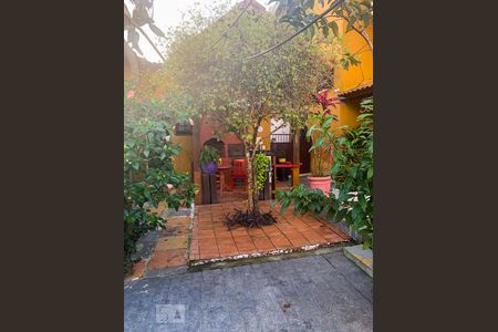 Casa de condomínio à venda com 360m², 3 quartos e 2 vagas Casa de condomínio à venda com 360m², 3 quartos e 2 vagasÁrea Externa
