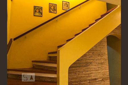 Casa à venda com 250m², 3 quartos e 3 vagasEscada