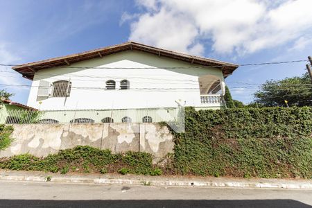 Casa à venda com 285m², 2 quartos e 3 vagas Casa à venda com 285m², 2 quartos e 3 vagasFachada