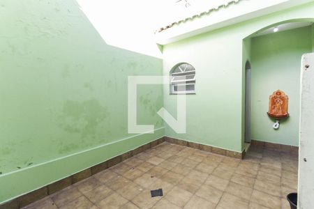 Casa à venda com 285m², 2 quartos e 3 vagas Casa à venda com 285m², 2 quartos e 3 vagasQuintal