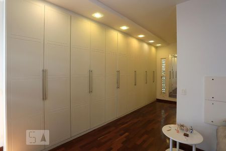 Casa à venda com 800m², 5 quartos e 3 vagasCloset da Suite Principal