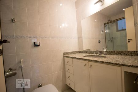 Apartamento para alugar com 135m², 3 quartos e 2 vagas Apartamento para alugar com 135m², 3 quartos e 2 vagasBanheiro Social