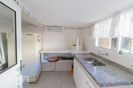Casa à venda com 300m², 4 quartos e 3 vagas Casa à venda com 300m², 4 quartos e 3 vagasCozinha Churrasqueira