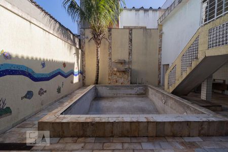 Casa à venda com 300m², 4 quartos e 3 vagas Casa à venda com 300m², 4 quartos e 3 vagasPiscina