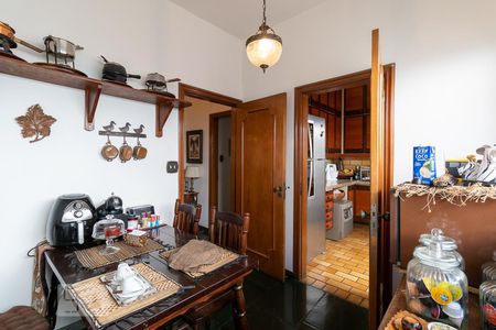 Casa à venda com 350m², 4 quartos e 4 vagas Casa à venda com 350m², 4 quartos e 4 vagasCopa