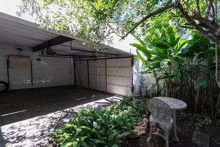 Casa à venda com 350m², 4 quartos e 4 vagas Casa à venda com 350m², 4 quartos e 4 vagasGaragem