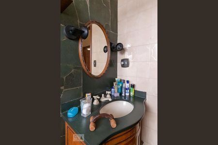 Casa à venda com 350m², 4 quartos e 4 vagas Casa à venda com 350m², 4 quartos e 4 vagasBanheiro do corredor