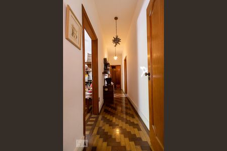 Casa à venda com 350m², 4 quartos e 4 vagas Casa à venda com 350m², 4 quartos e 4 vagasCorredor