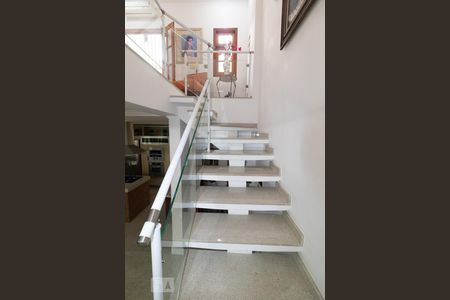 Casa à venda com 210m², 2 quartos e 2 vagas Casa à venda com 210m², 2 quartos e 2 vagasEscada