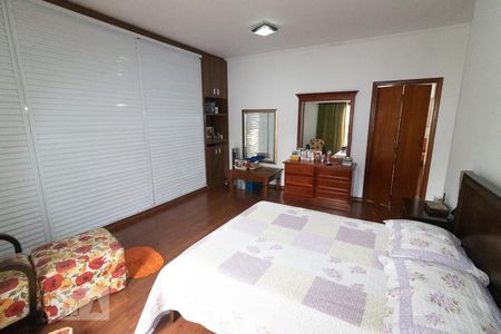 Casa à venda com 210m², 2 quartos e 2 vagas Casa à venda com 210m², 2 quartos e 2 vagasSuíte