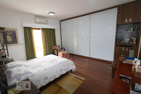 Casa à venda com 210m², 2 quartos e 2 vagas Casa à venda com 210m², 2 quartos e 2 vagasSuíte