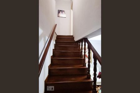 Casa à venda com 190m², 3 quartos e 3 vagasEscada