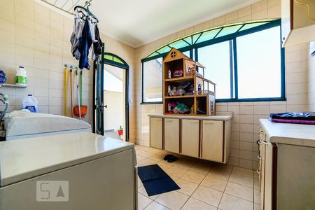Casa à venda com 250m², 3 quartos e 6 vagas Casa à venda com 250m², 3 quartos e 6 vagasÁrea de Serviço