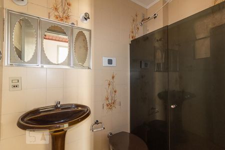 Banheiro de apartamento para alugar com 2 quartos, 56m² em Petrópolis, Porto Alegre