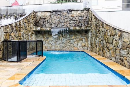 Casa à venda com 430m², 5 quartos e 4 vagas Casa à venda com 430m², 5 quartos e 4 vagasPiscina