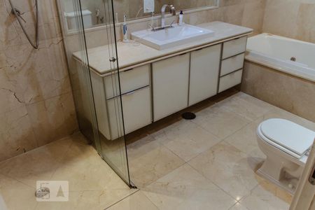 Apartamento à venda com 302m², 4 quartos e 4 vagasBanheiro da Suíte 3