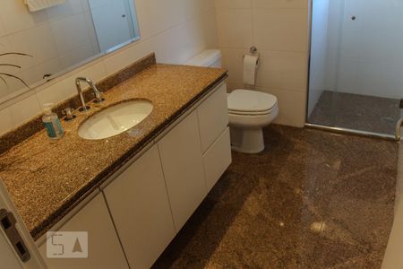 Apartamento à venda com 302m², 4 quartos e 4 vagasBanheiro da Suíte 1