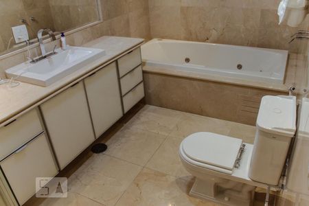 Apartamento à venda com 302m², 4 quartos e 4 vagasBanheiro da Suíte 3