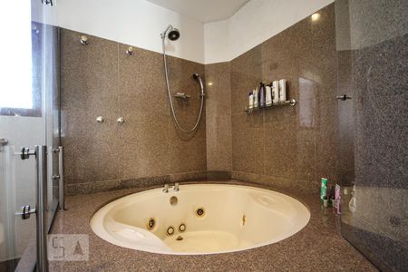 Apartamento à venda com 450m², 4 quartos e 5 vagas Apartamento à venda com 450m², 4 quartos e 5 vagasBanheiro da Suíte