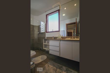 Apartamento à venda com 450m², 4 quartos e 5 vagas Apartamento à venda com 450m², 4 quartos e 5 vagasBanheiro da Suíte