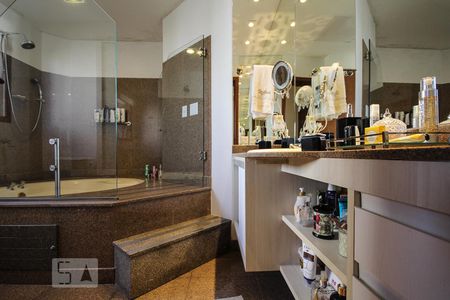 Apartamento à venda com 450m², 4 quartos e 5 vagas Apartamento à venda com 450m², 4 quartos e 5 vagasBanheiro da Suíte