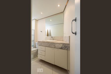 Banheiro da suíte de apartamento para alugar com 1 quarto, 45m² em Vila Nova Conceição, São Paulo