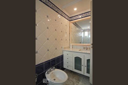 Apartamento à venda com 200m², 3 quartos e 3 vagas Apartamento à venda com 200m², 3 quartos e 3 vagasBanheiro da Suíte 2