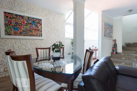 Casa à venda com 200m², 3 quartos e 4 vagas Casa à venda com 200m², 3 quartos e 4 vagasSala