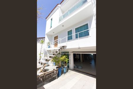 Casa à venda com 200m², 3 quartos e 4 vagas Casa à venda com 200m², 3 quartos e 4 vagasFachada