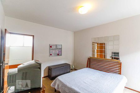 Casa à venda com 511m², 4 quartos e 6 vagas Casa à venda com 511m², 4 quartos e 6 vagasQuarto 1