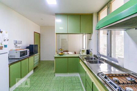 Casa à venda com 511m², 4 quartos e 6 vagas Casa à venda com 511m², 4 quartos e 6 vagasCozinha