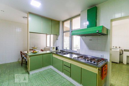 Casa à venda com 511m², 4 quartos e 6 vagas Casa à venda com 511m², 4 quartos e 6 vagasCozinha